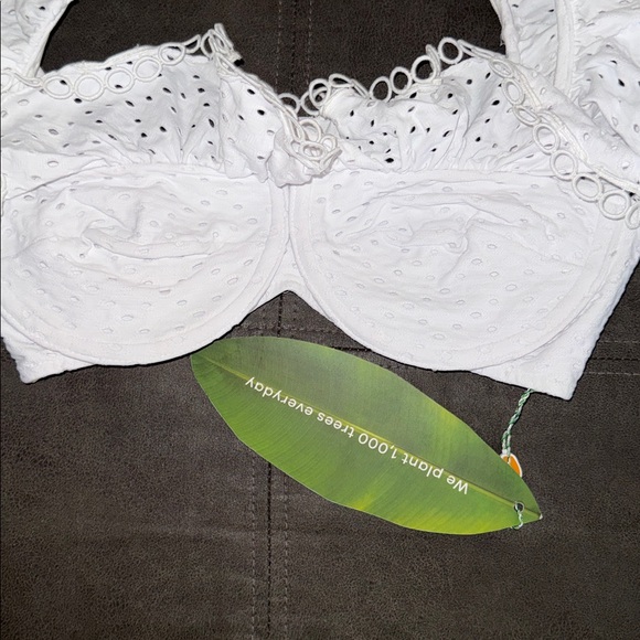 New FARM Rio White Eyelet Ruffle Bikini Top - Picture 2 of 5